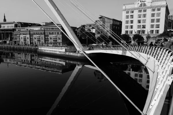 在纽卡斯尔，Englakd-黑色和白色的盖茨黑德千禧桥 — 图库照片