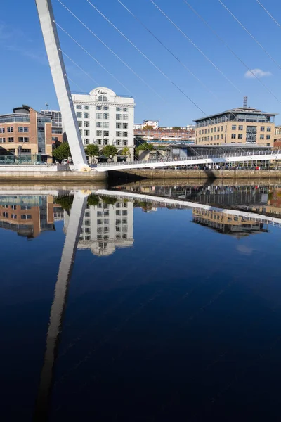 Reflet du pont et des bâtiments Gateshead Millenium, Newc — Photo