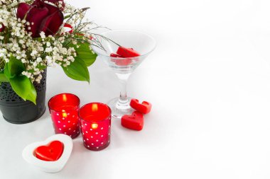 Sevgililer günü gül buketi ve kalp üzerinde beyaz mum şeklinde