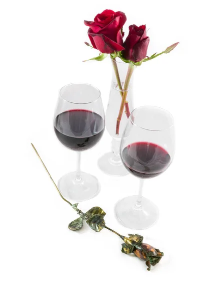 Rózsa és vörös bor szemüveg fehér Valentin-nap összetétele — Stock Fotó