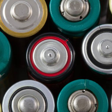 Yakın çekim üstten görünüm alkalin Aa pil.