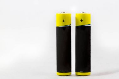 WHI üzerinde izole iki ayakta sarı-siyah Aaa alkalin pil