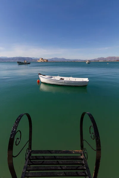 부두 단계, 낚시 배 및 Nafplion, 초에서에서 Bourtzi 요새 — 스톡 사진