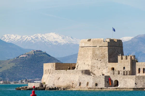 Castle Island Bourtzi és hegyek a háttérben, autóútra található Nafpion, G — Stock Fotó