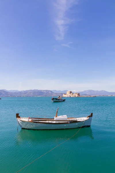 Halászhajók és a Bourtzi várra, Nafplion, Görögország-portré — Stock Fotó