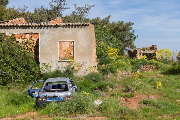 Maison abandonnée et voiture dans le village de Diorios à Chypre — Photo