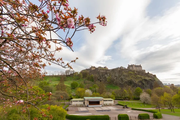 Princess Street Gardens, Edimburgo, con el Castillo de Edimburgo en el — Foto de Stock