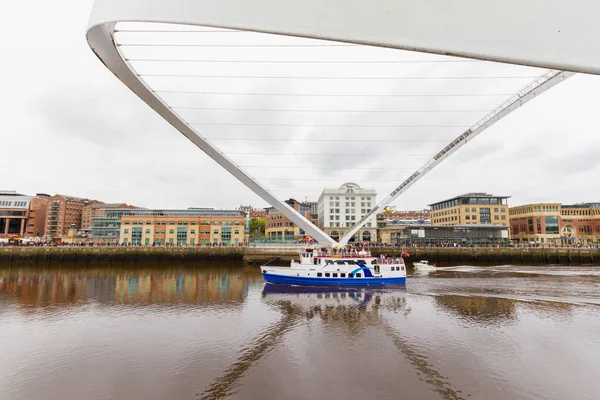 Човен проходить під кутом огляду тисячоліття моста в Ньюкасл, Велика Британія — стокове фото