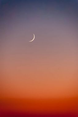 Kıbrıs'ta denize gün batımında Hilal ay