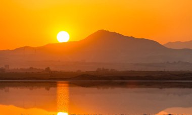 Güzel gün batımı yansımaları tepeler ve Rüzgar-çiftlik Larna üzerinde