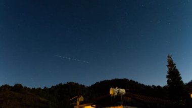 Star Trails Troodos Dağları evinde üzerinde.