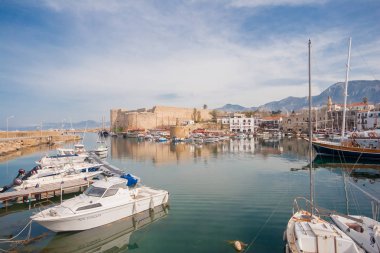 Girne, Kıbrıs adasında, tekneler ve lighth ile eski liman