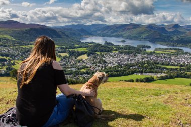 Kız ve köpek Keswick ve Derwent su, Cumbria bakan