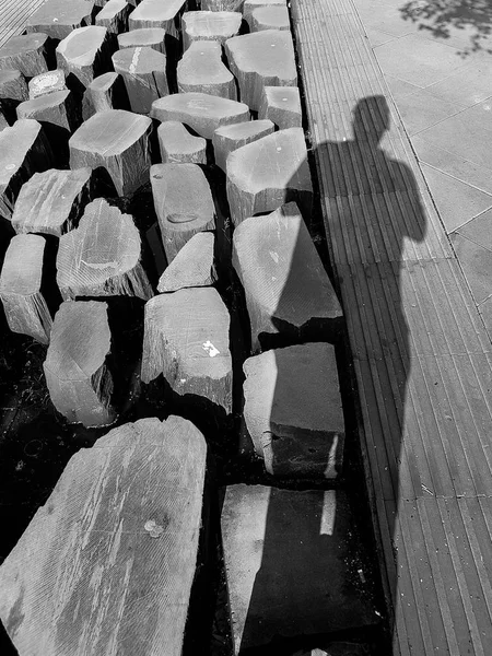 Peatonal calle piedras y hombre sombra luz patrones en monoch — Foto de Stock