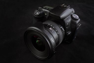 Siyah arka plan üzerinde asansörünün izole geniş açı lens ile fotoğraf makinesi