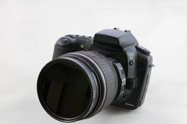 Одна черная DSLR камера изолирована на белом фоне — стоковое фото