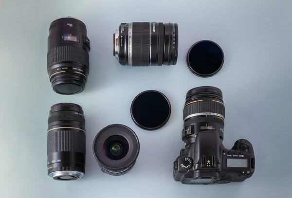 Kamera, objektiv och filter på blå bakgrund, ovanifrån — Stockfoto