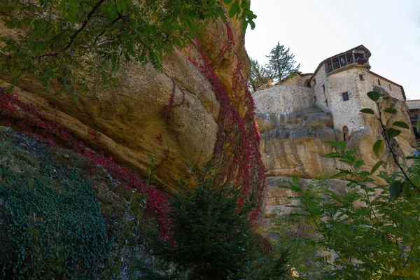 Close view of rocks and vegetation, Meteora monastery complex, G — Stock Photo, Image