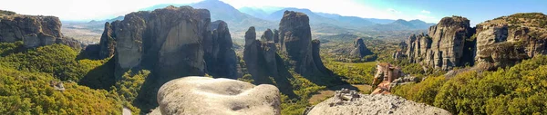 Panorámás kilátás nyílik a Meteora kolostorok rock Greec — Stock Fotó