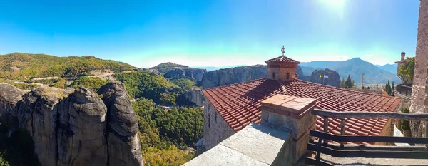 Varlaam kolostor panorámás kilátással a Meteorákra rock kolostor compl — Stock Fotó