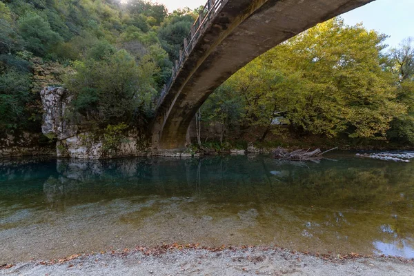 Puente escénico de Papigo sobre el río Voidomatis en Zagoria, Epiro, G — Foto de Stock