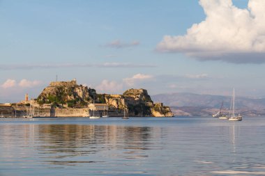 Corfu şehir sahil şeridine görünürde eski kale
