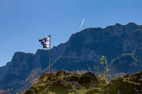 Görög zászló és a hegyek felett Vikos gorge, Epirus, Görögország — Stock Fotó