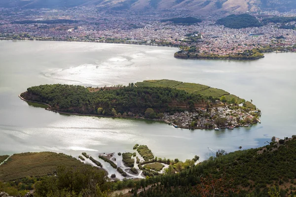 Πανέμορφη θέα της λίμνης Ιωαννίνων από Λιγκιάδες ορεινό χωριό — Φωτογραφία Αρχείου