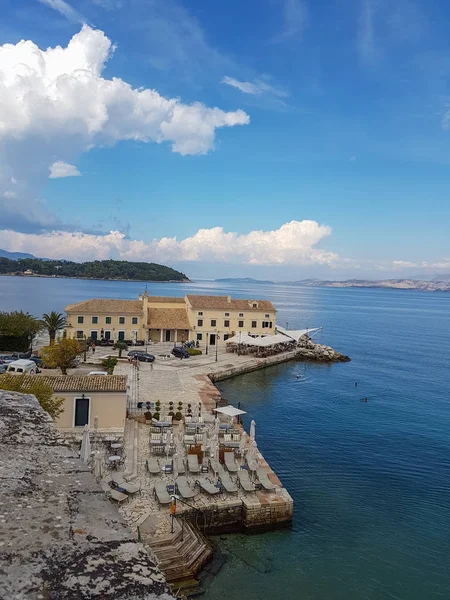 Faliraki beach területén Corfu város látható őszi úszók — Stock Fotó