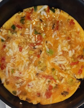 Yukarıdan aşağıya bir tavada canlı omlet görünümünü