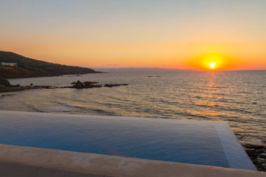 Pomos, Kıbrıs gün batımı sırasında denize bakan Yüzme Havuzu