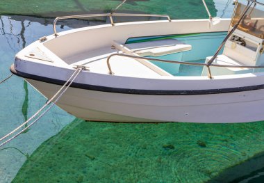 Bir balıkçı teknesi Pomos liman ve kristal berraklığında suları