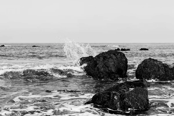 Olas rompiendo en las rocas en la orilla del mar en Pomos, Chipre — Foto de Stock