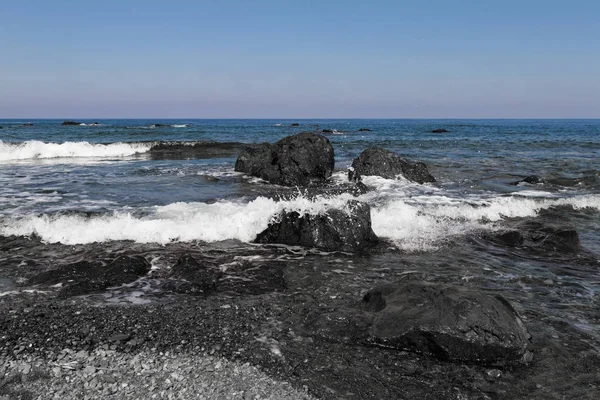 Dalgalar bir plajda buzlu Pomos, Kıbrıs kırma