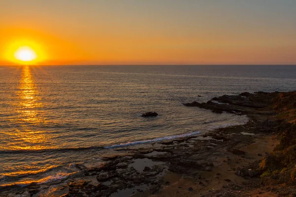 Coucher de soleil sur une plage de rochers à Pomos, Chypre — Photo