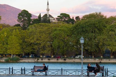 Banklar kendilerini Gölü Pamvotis tarafından zevk oturan kızlar ben
