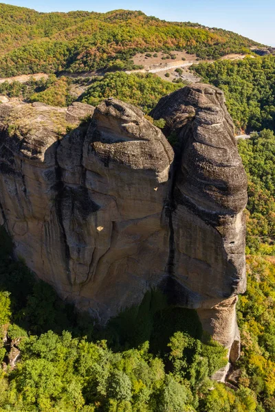 Két sziklák és növényzet, Meteora kolostor komplex, Gre — Stock Fotó