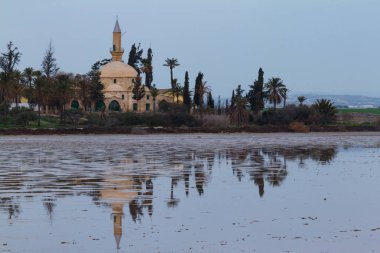 Hala Sultan Tekke ve yansıma Larnaka Tuz Gölü, Kıbrıs