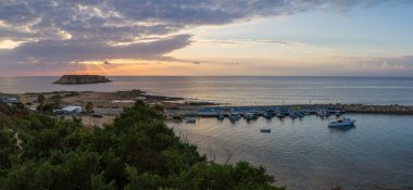 Agios Georgios Pegeias balıkçı limanı, Paphos günbatımında Panorama