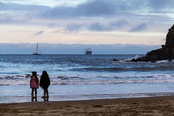 Dziewczyny, patrząc na łodzi off King Edward's Bay, Tynemouth, Wielka Brytania — Zdjęcie stockowe