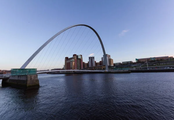 Newcastle Quayside- Gateshead Millenium Bridge and the Baltic in — Stock Photo, Image