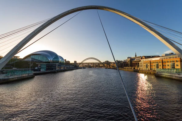 Newcastle Gateshead Quayside-Sage, Millenium i Tyne mosty i — Zdjęcie stockowe