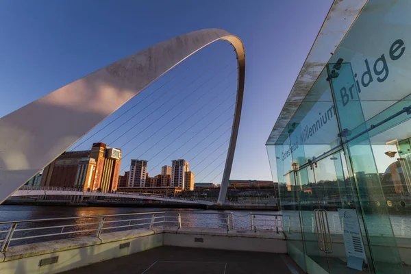 Vue du pont Gateshead Millennium et du centre balte de Con — Photo