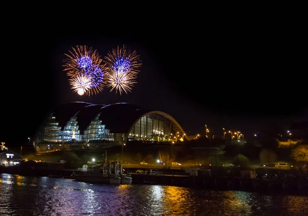 Fireworks at Newcastle Quayside over Sage Gateshead concert hall — Stock Photo, Image