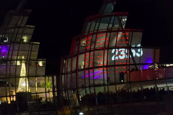Sala de conciertos Sage Gateshead iluminada en la víspera de Año Nuevo — Foto de Stock