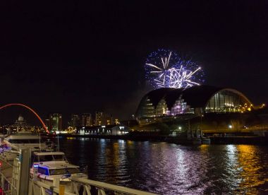 Fireworks, Newcastle Quayside New Year's Eve üzerinde