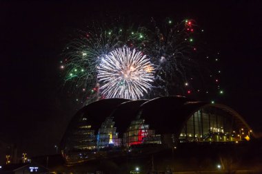 Newcastle Quayside adlı havai fişek üzerinde adaçayı Gateshead konser salonu