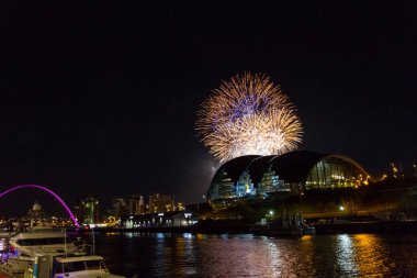 Fireworks, Newcastle Quayside New Year's Eve üzerinde