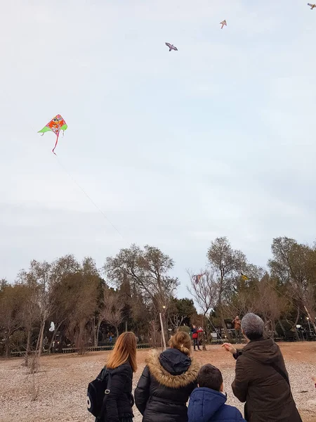 Pessoas que voam pipas como é a tradição em uma segunda-feira verde em Pa — Fotografia de Stock