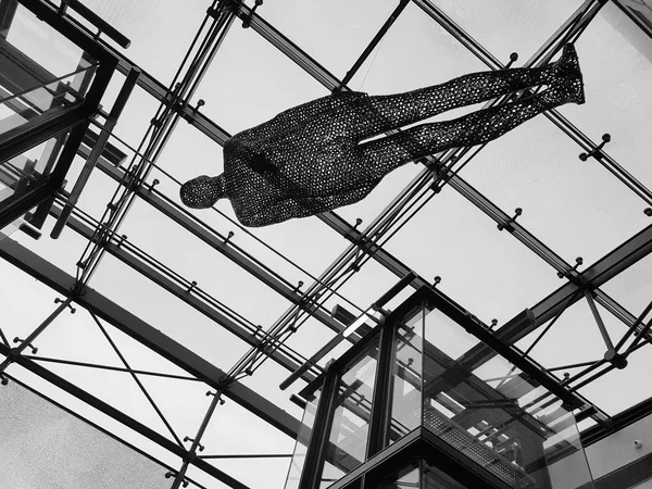 Antony Gormley's "Filter" Sculpture on display in the Manchester — Stock Photo, Image